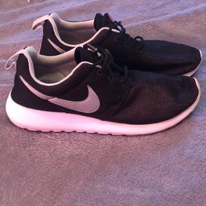 Women’s Nike Roshe Tennis Shoes size 8